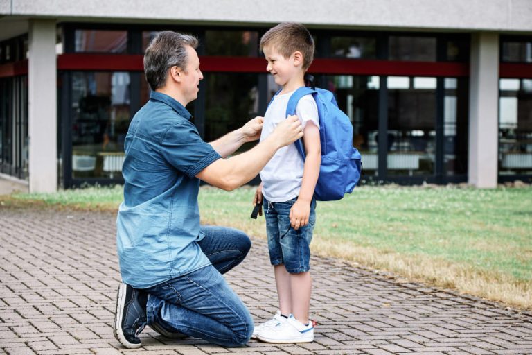 Padre e hijo a la puerta del colegio