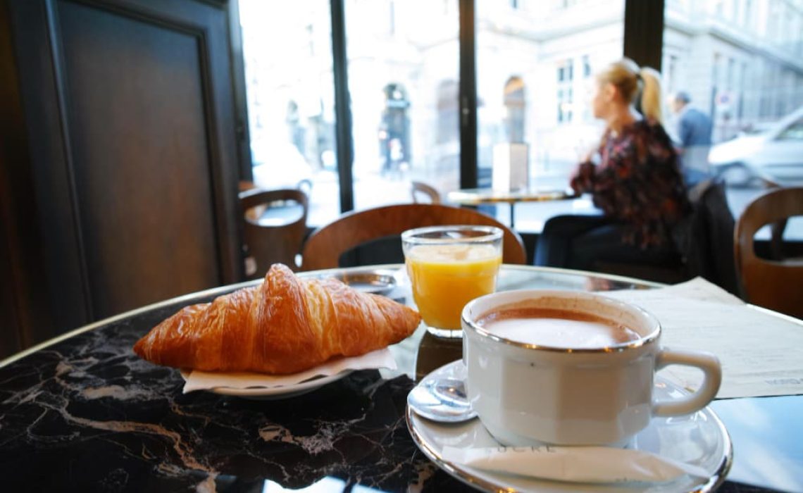 Desayuno en una pastelería-cafetería
