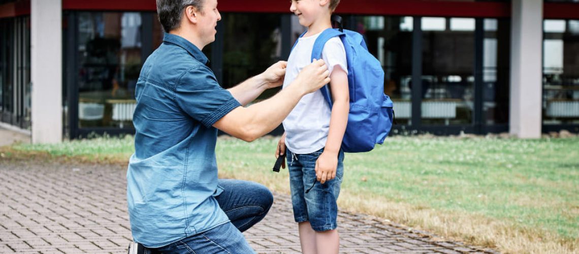 30657175 Padre e hijo a la puerta del colegio