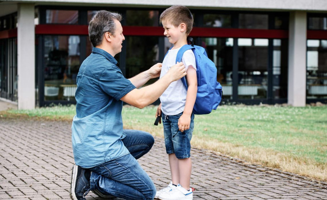 Padre e hijo a la puerta del colegio
